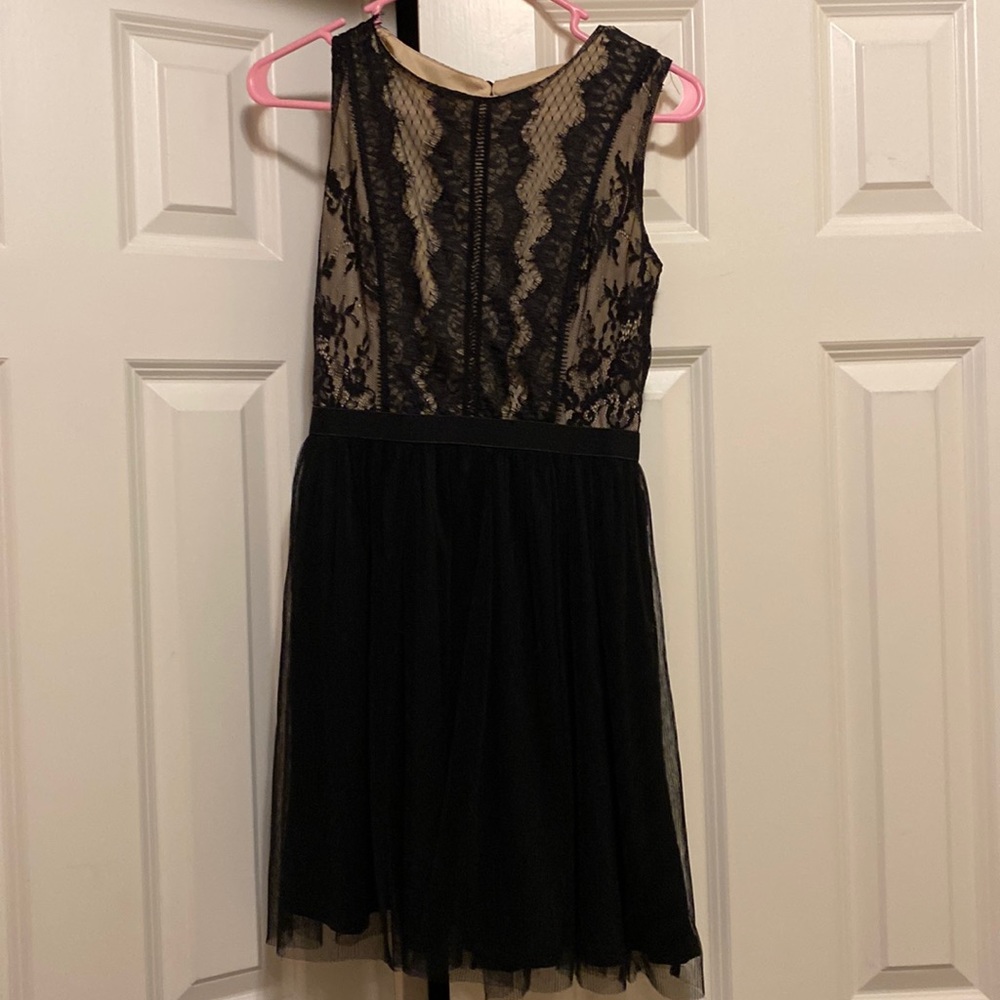Women’s small black and cream lined short dress